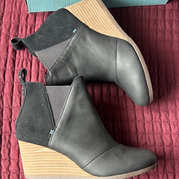 Toms Black Ankle Booties with Tan Wedge - Picture 8 of 12